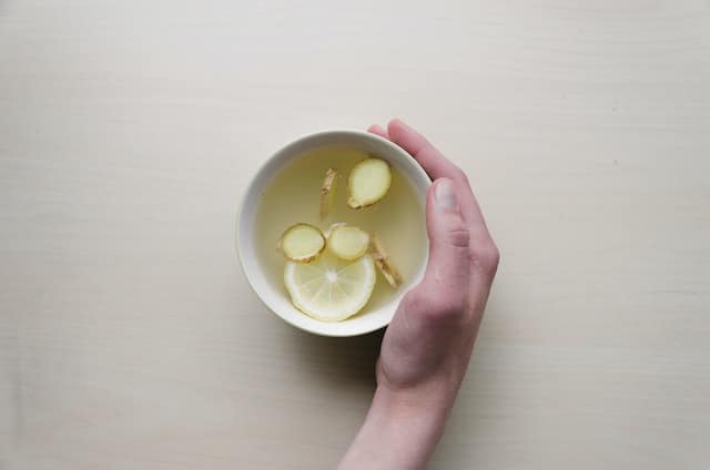 Lemon slices and lemon juice in a cup